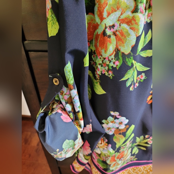 PLUS size Ellen Tracy Floral Top - Picture 2 of 6